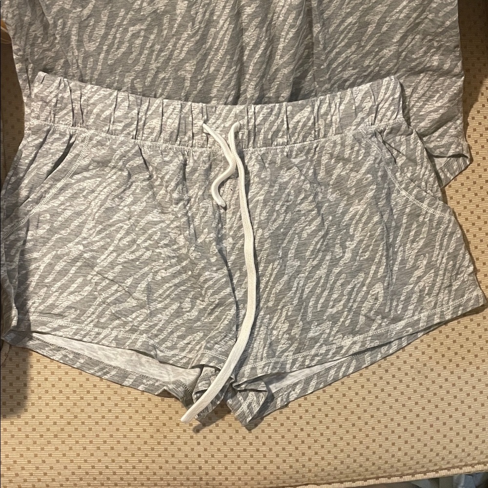 Splendid Zebra Gray and White Print Lounge Set